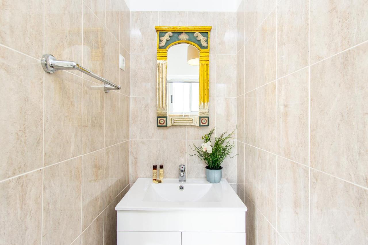Gaze Out At The City In A Retro-Chic Getaway Lisboa Kültér fotó